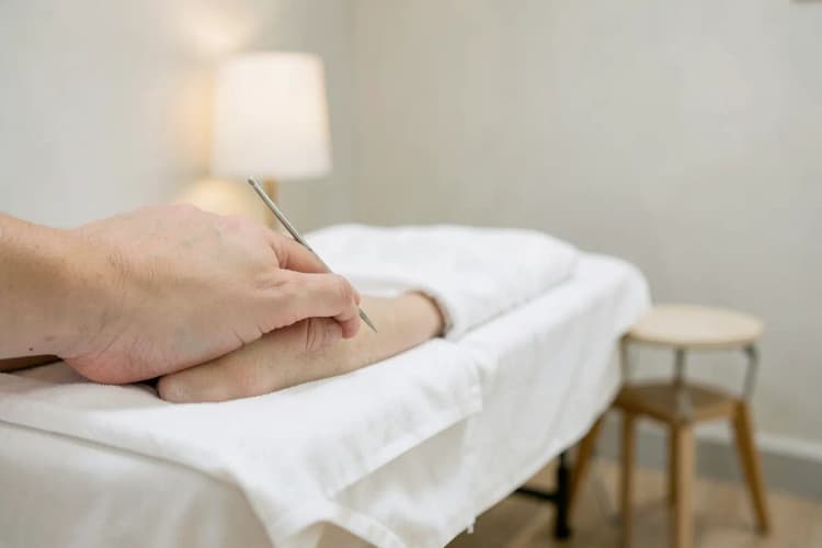 Ambiente de consultório de acupuntura preparado para sessão