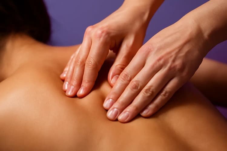 Close-up de músculos sendo massageados para alívio da dor